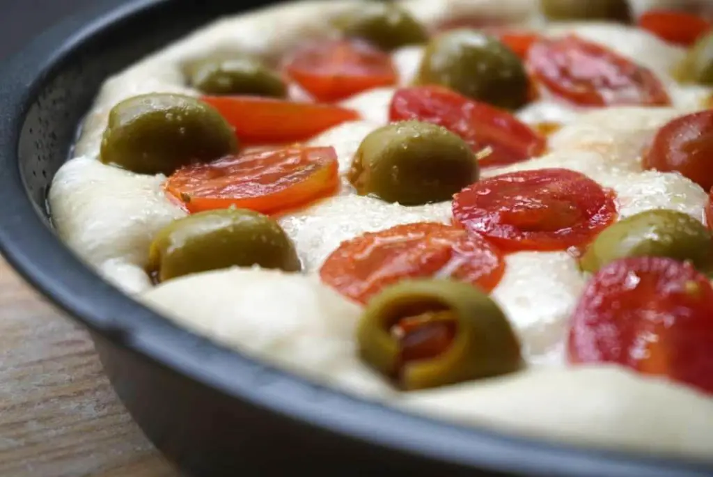 🍅 Focaccia con masa madre tomate y aceitunas