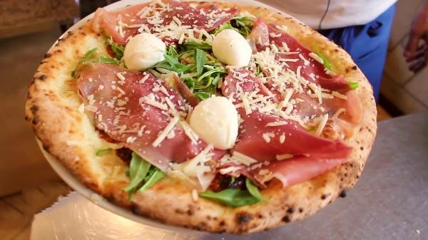 pizza-primavera-con-jamon-prosciutto-rugula-mozzarella